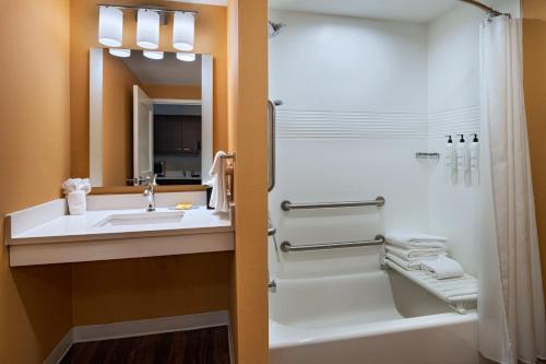 uma casa de banho com um lavatório e um chuveiro em TownePlace Suites by Marriott Edgewood Aberdeen em Belcamp