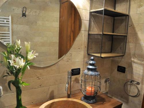 uma casa de banho com um lavatório e um espelho em Falco Cascina Borchina em Musignano