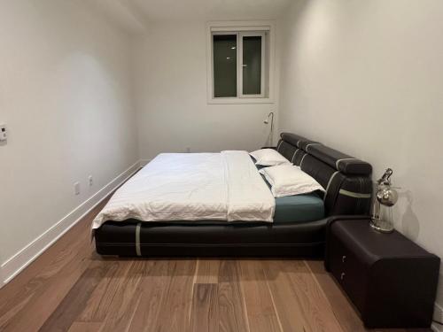 Säng eller sängar i ett rum på Cozy Suite in Vancouver West