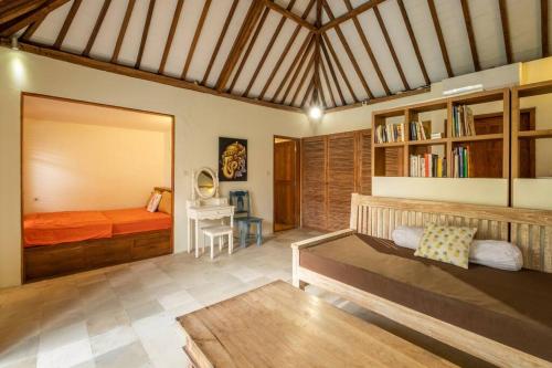 - une chambre avec un lit et un bureau dans l'établissement Gorgeous 4 BR Villa in Canggu, à Tumbak Bayuh