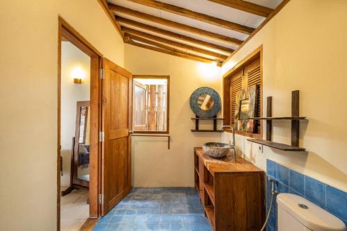 ein Bad mit einem Waschbecken und einem WC in einem Zimmer in der Unterkunft Gorgeous 4 BR Villa in Canggu in Tumbak Bayuh