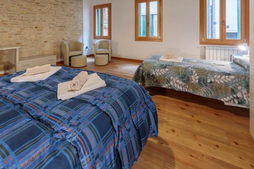 a room with two beds and two chairs in it at Rialto Bridge! Comodo appartamento in centro - 2 in Venice