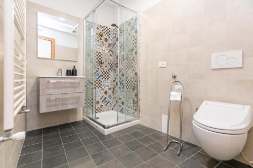 a bathroom with a toilet and a shower at Rialto Bridge! Comodo appartamento in centro - 2 in Venice