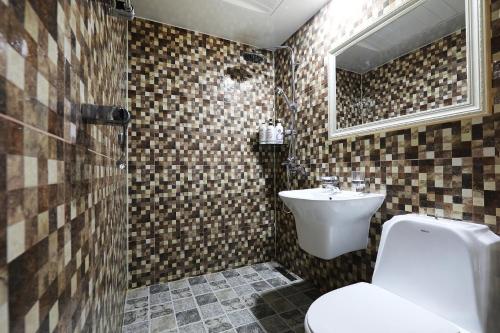 ソウルにあるインターシティ ソウル ホテルのバスルーム(洗面台、トイレ、鏡付)