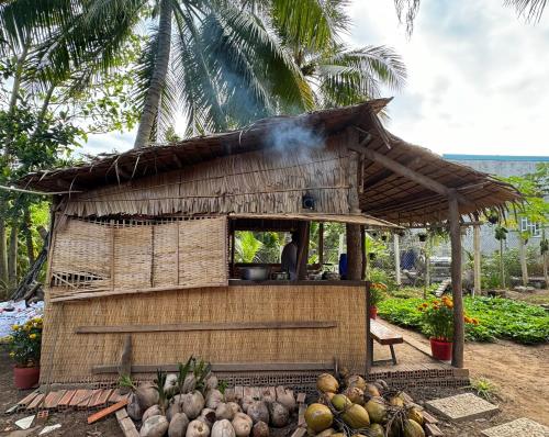 a small hut with a bunch of fruits and vegetables at NAI Homestay in Ben Tre