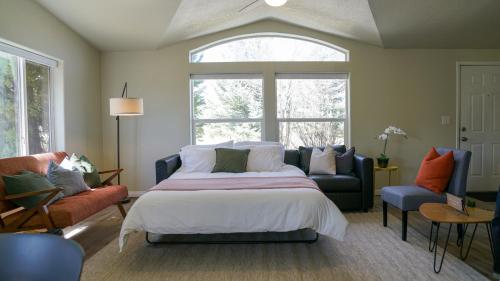 ein Schlafzimmer mit einem Bett, einem Sofa und einem Fenster in der Unterkunft The Ranch House at Joes Valley ORGV-910 in Orangeville