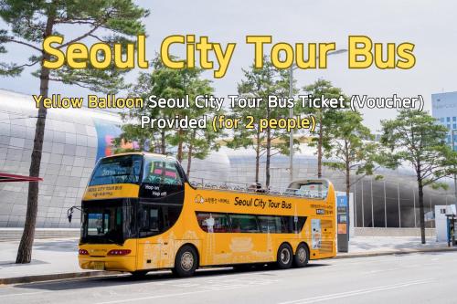 een gele dubbeldekkerbus geparkeerd op straat bij Nine Tree Premier Hotel Insadong Myeongdong in Seoul