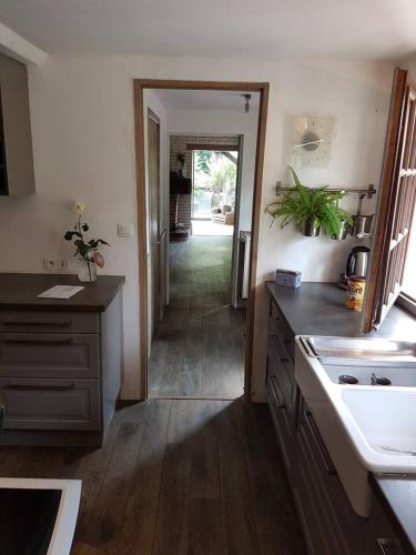 une cuisine avec un évier et un plan de travail dans l'établissement Spacieuse Villa à Firfol avec piscine privée et jardin, à Firfol