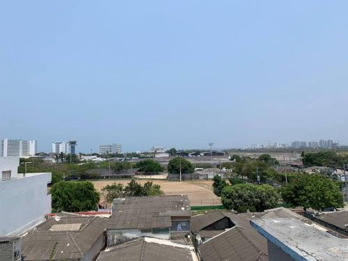 an overhead view of a city with buildings and trees at Apartamento en Cartagena cerca del aeropuerto in Cartagena de Indias