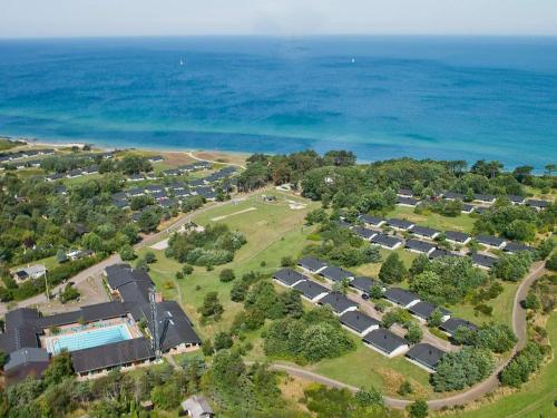 una vista aerea di un resort vicino all'oceano di 6 person holiday home on a holiday park in Gilleleje a Gilleleje