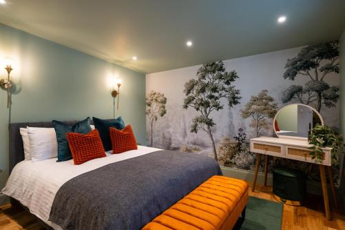 Cama o camas de una habitación en Commandery Vaults - Luxury Apartment in City Centre with SKY TV