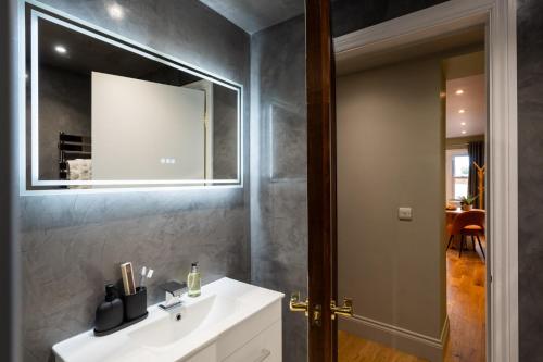 Un baño de Commandery Vaults - Luxury Apartment in City Centre with SKY TV