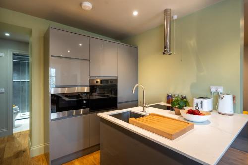 Una cocina o zona de cocina en Commandery Vaults - Luxury Apartment in City Centre with SKY TV