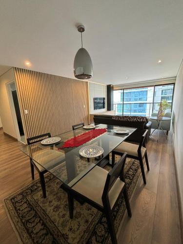 une salle à manger avec une table et des chaises en verre dans l'établissement ENCALADA 1233 LUXURY APARTS NEXT TO USA EMBASY - Surco, à Lima