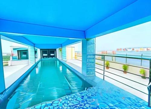 una piscina en la azotea de un edificio en Goroomgo Coral Suites Puri Near Sea Beach with Swimming Pool - Parking Facilities, en Puri