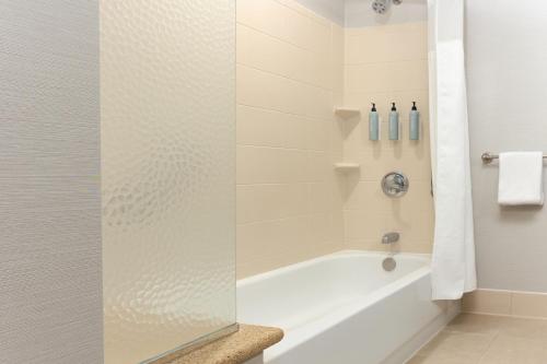 ein Badezimmer mit einer weißen Badewanne und einer Dusche in der Unterkunft Courtyard by Marriott Ontario Rancho Cucamonga in Rancho Cucamonga