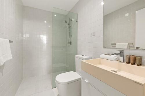 bagno bianco con servizi igienici e lavandino di Stylish 2-Bed, 2-Bath with Parking in Lane Cove a Sydney