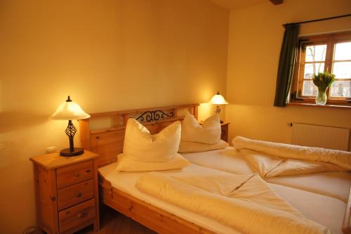 1 Schlafzimmer mit 2 Betten und weißen Kissen in der Unterkunft Hotel zur Post in Herrsching am Ammersee