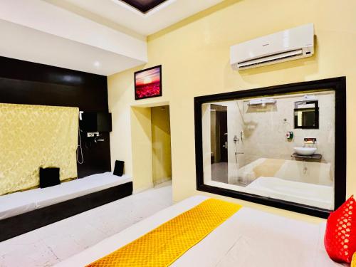 烏代浦的住宿－Hotel Grand Bhagwat, Udaipur，客房设有带浴缸和盥洗盆的浴室。