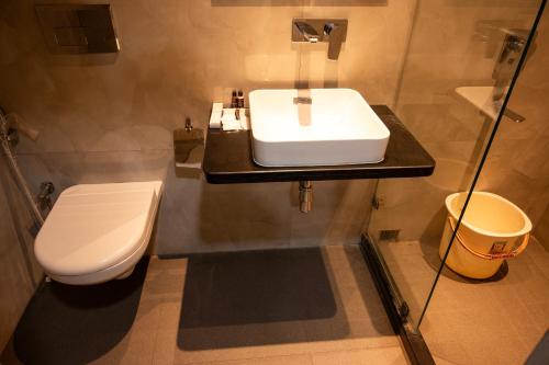 y baño con lavabo y aseo. en The Opus Kolkata - A Boutique Hotel en Calcuta