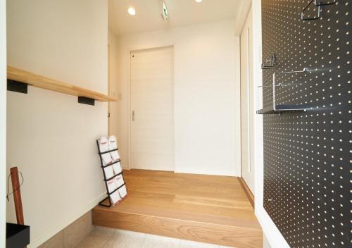 Habitación con armario y puerta en Rakuten STAY HOUSE x WILL STYLE Amakusa 101, en Kami Amakusa