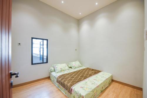 Uma cama ou camas num quarto em Homestay Batumas Singkawang