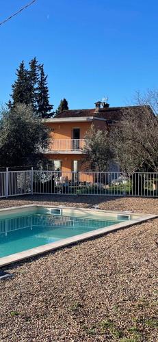 une piscine devant une maison dans l'établissement VILLA Rayon d'Or, à Peymeinade
