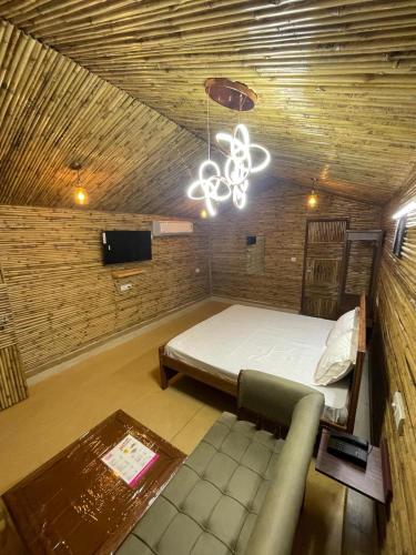 Postel nebo postele na pokoji v ubytování Gopika Resort