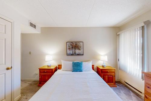 um quarto com uma cama grande e 2 mesas de cabeceira em Wintergreen 113 em Blue Mountains