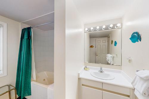 een witte badkamer met een wastafel en een spiegel bij Wintergreen 113 in Blue Mountains