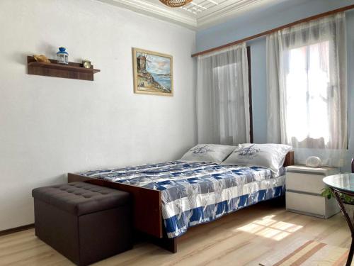 een slaapkamer met een bed en een raam bij Summer Host House in Sozopol