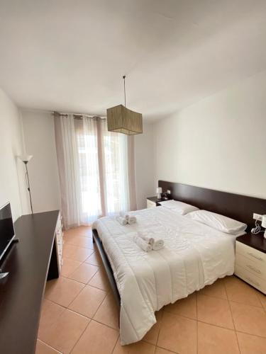 Tempat tidur dalam kamar di Le Palme House Isola delle Femmine