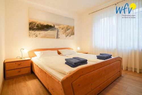 um quarto com uma cama com duas toalhas em Fasanenhof Ferienwohnung Fabian em Juist