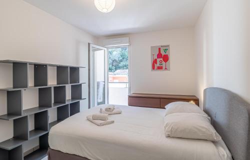 - une chambre avec un lit et une étagère dans l'établissement One Bedroom Flat Near Monaco, à Beausoleil