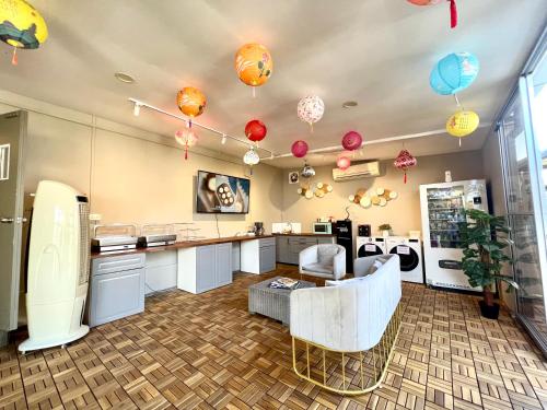 Habitación con cocina con globos en el techo en K2 Guesthouse, en Singapur