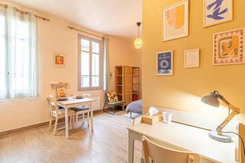 un salon avec un bureau et une table dans l'établissement Cosy One Room Apartment Near Monaco, à Beausoleil