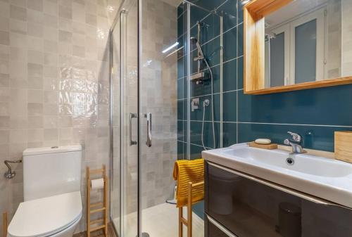 une salle de bain avec toilettes, lavabo et douche dans l'établissement Cosy One Room Apartment Near Monaco, à Beausoleil