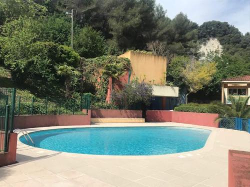 une piscine dans une cour avec une clôture et des arbres dans l'établissement Peaceful Studio Swimming Pool Near Menton, à Roquebrune-Cap-Martin