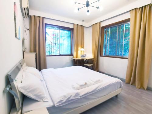 Habitación hospitalaria con 1 cama y 2 ventanas en 寻味成都王府井店 en Chengdú