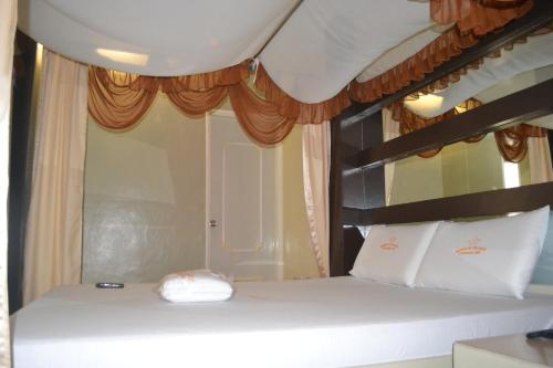 Postel nebo postele na pokoji v ubytování King's Place Express Inn