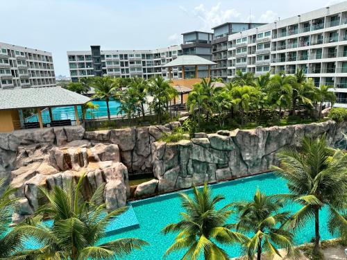 une vue aérienne d'un complexe hôtelier avec piscine dans l'établissement Laguna Beach Resort 3 Condominium, à Jomtien Beach