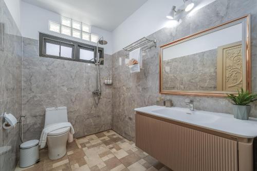 ein Badezimmer mit Waschbecken und Toilette in der Unterkunft Nai Harn beach Villa 2 bdr in Rawai Beach