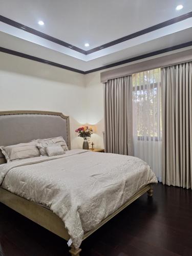 - une chambre avec un grand lit et une fenêtre dans l'établissement La Dolce Vita Villa, à Santa Rosa