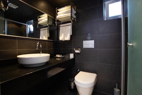ein Bad mit einem Waschbecken und einem WC in der Unterkunft Hotel Pier Bodrum Marina in Bodrum City