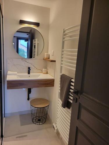 une salle de bain avec un lavabo et un miroir dans l'établissement Studio en rez-de-jardin, à Gourdon