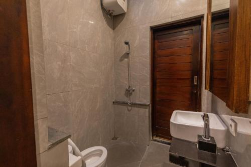 Bilik mandi di The BALIem Villa