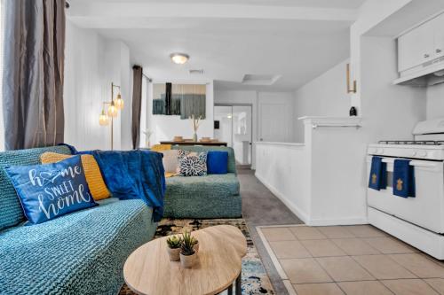 Una sala de estar con un sofá azul y una mesa. en Renovated 2br In Germantown, en Filadelfia