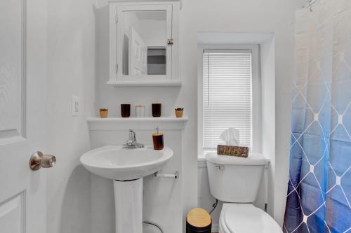 Un baño de Renovated 2br In Germantown