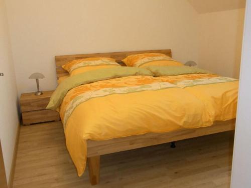 - une chambre avec un lit doté de draps et d'oreillers jaunes dans l'établissement Holiday apartment summer Wachau 2, à Spitz