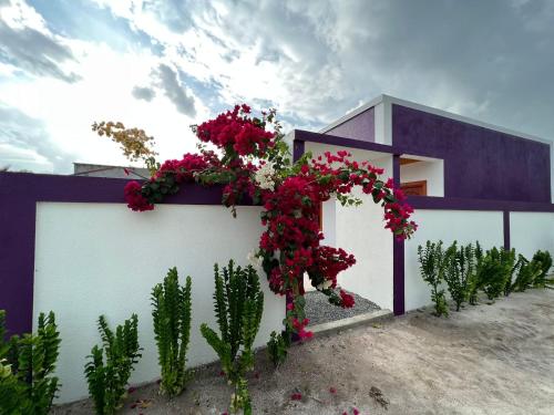 una casa con dei fiori sul lato di Villa Oneocean a Kondey